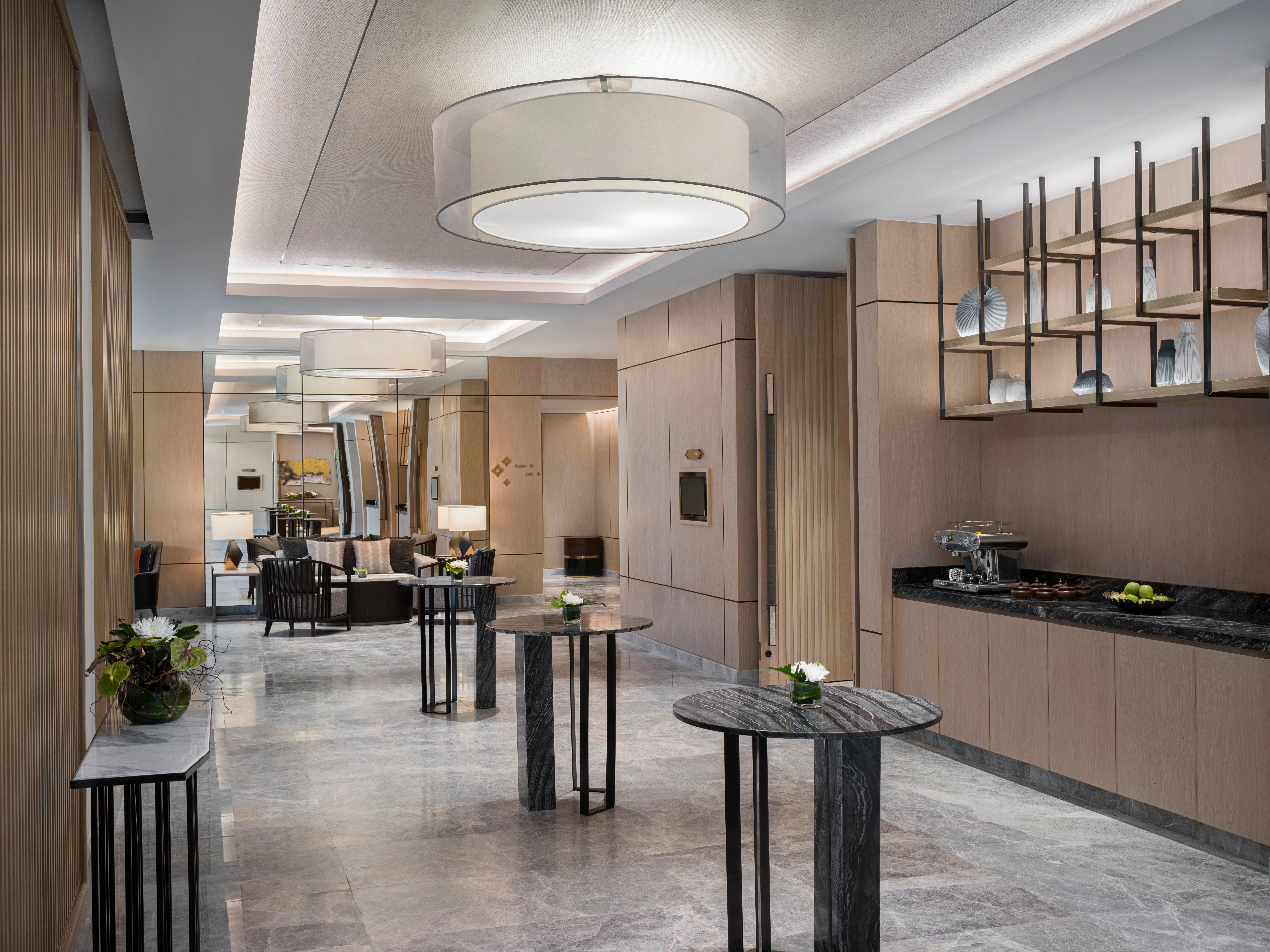 Intercontinental Phuket Resort By Ihg Kamala Beach Exteriör bild The Club at London Heathrow Airport