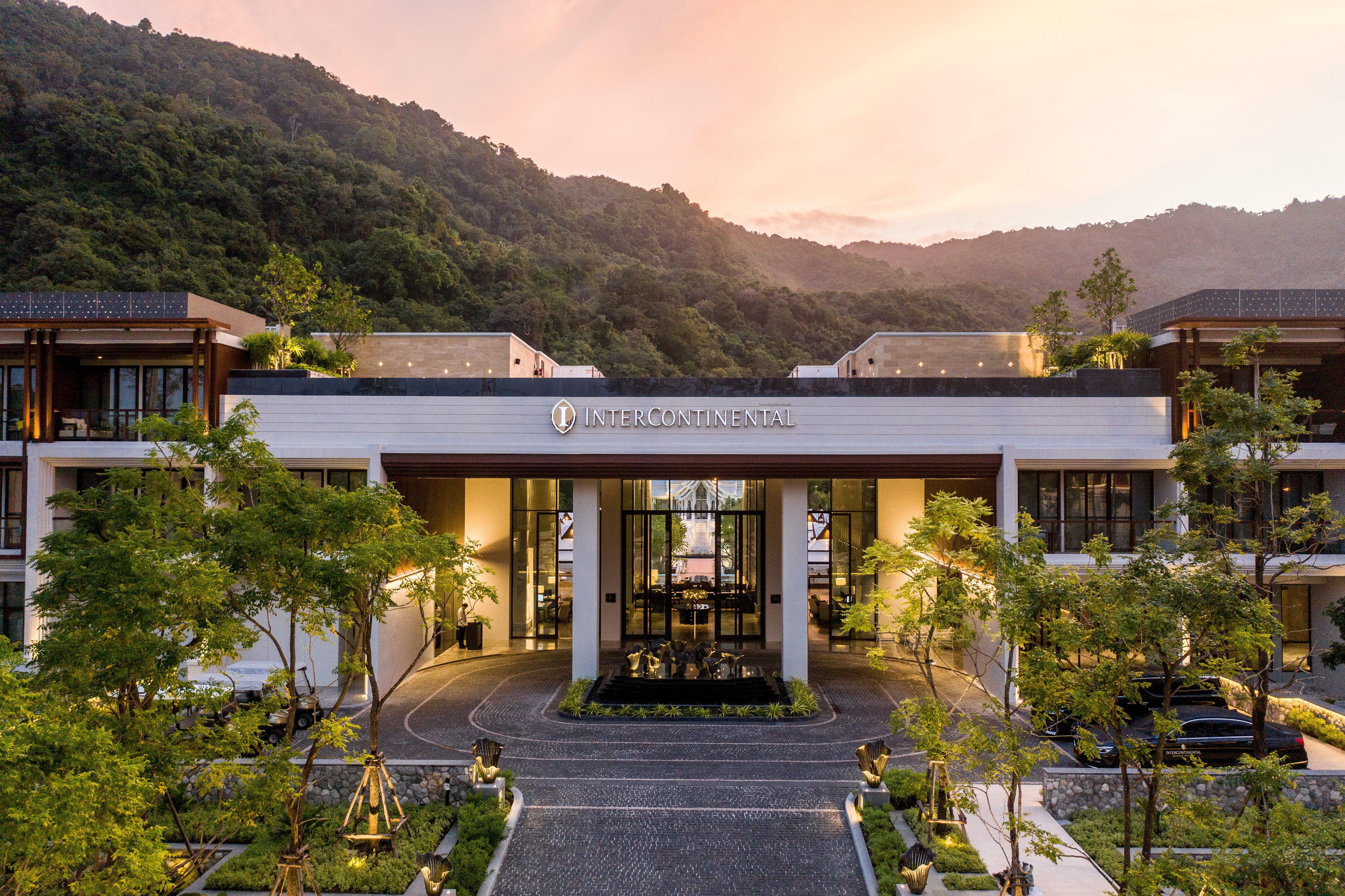 Intercontinental Phuket Resort By Ihg Kamala Beach Exteriör bild The hotel's entrance