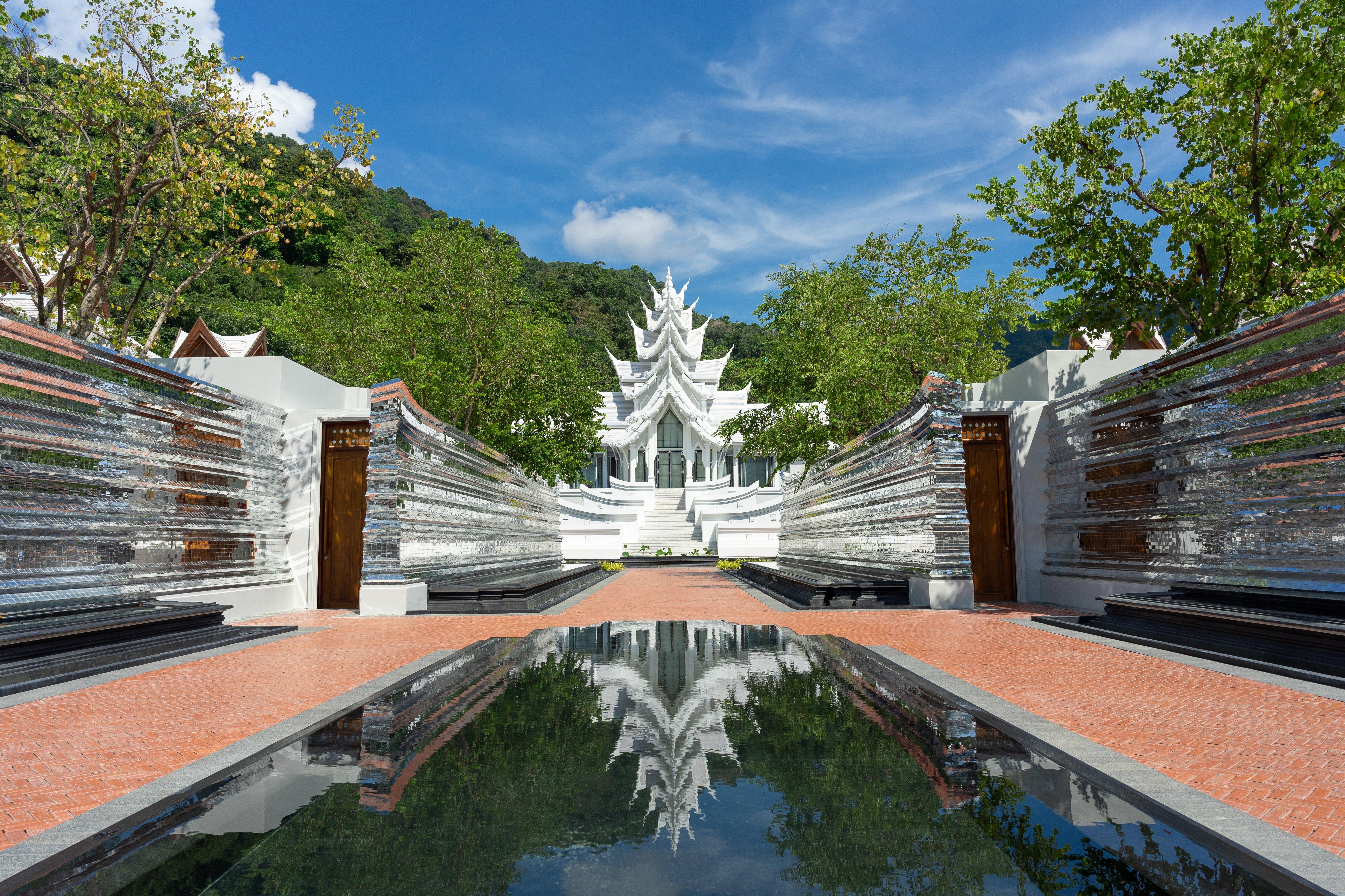 Intercontinental Phuket Resort By Ihg Kamala Beach Exteriör bild The temple