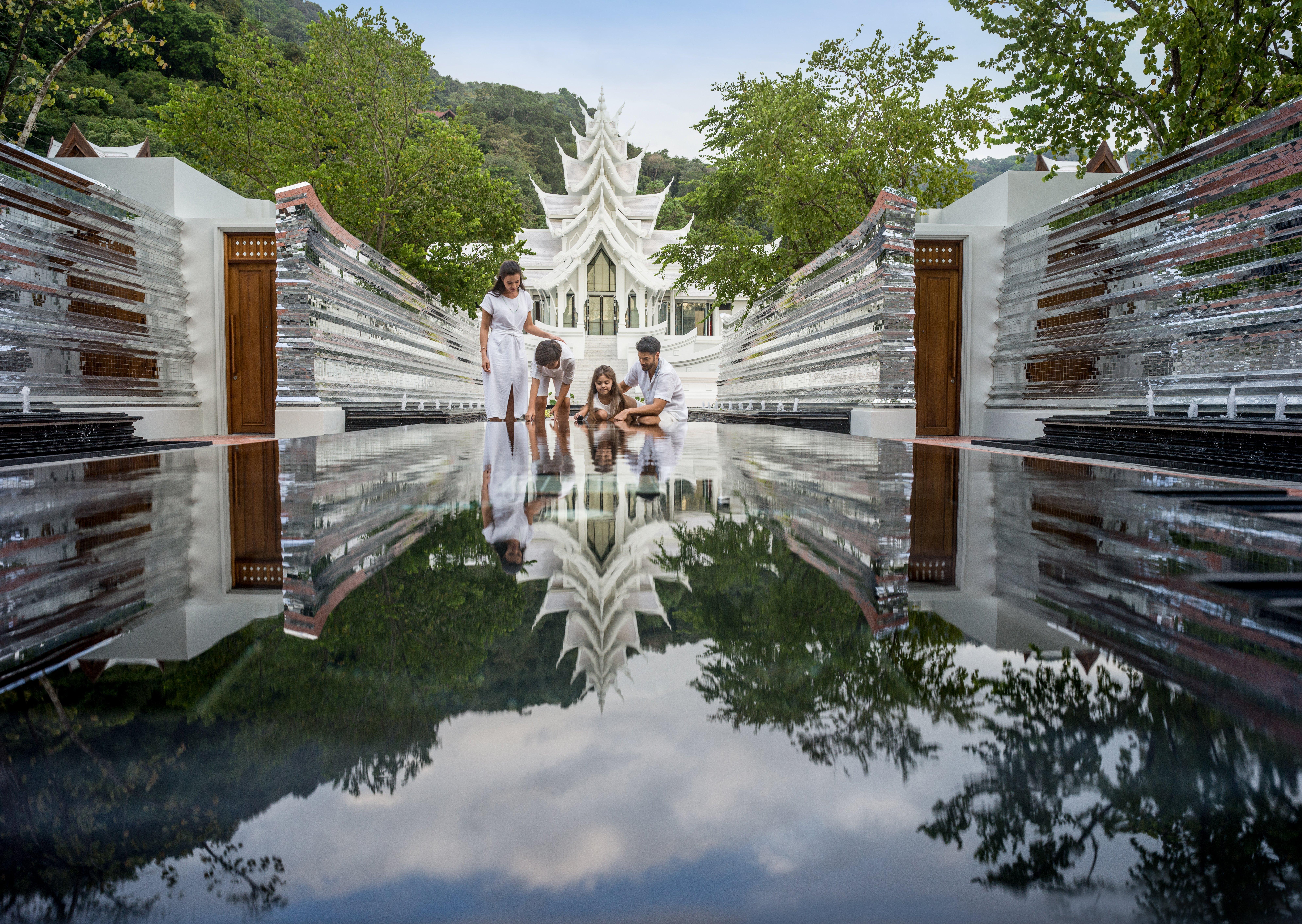 Intercontinental Phuket Resort By Ihg Kamala Beach Exteriör bild The temple of the Emerald Buddha