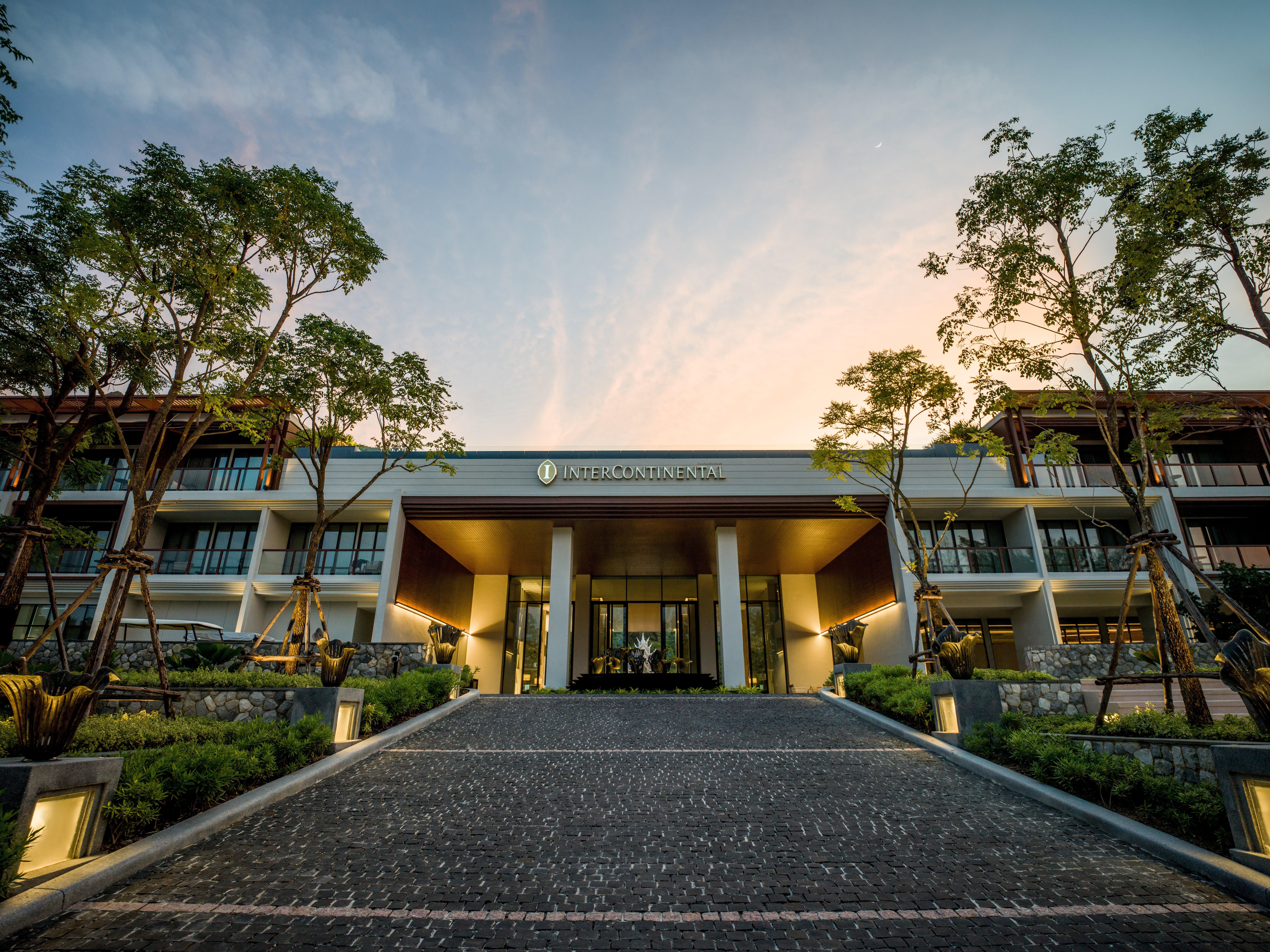 Intercontinental Phuket Resort By Ihg Kamala Beach Exteriör bild Entrance of the hotel